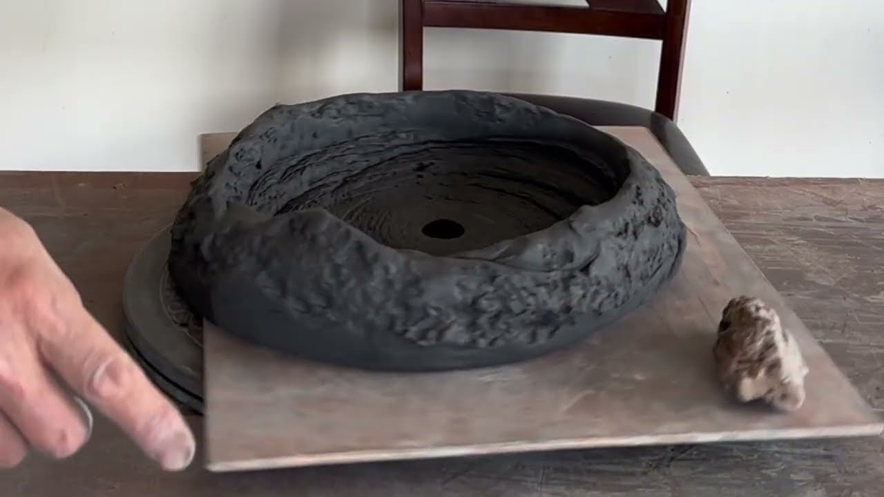 Easiest way to hand build a bonsai pot, only takes 5 minutes. 盆栽用の鉢を手作りする最も簡単な方法は、わずか5分で済みます。
