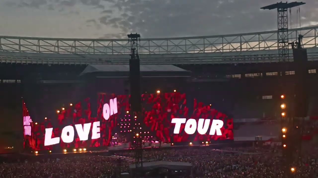 Harry Styles - Intro & Daydreaming & Golden - live in Vienna