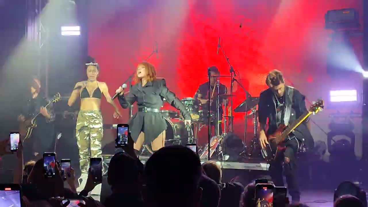 Юлия Савичева и RAUSH - Бабочка (live, 18.10.2025, клуб Космонавт, Санкт-Петербург)
