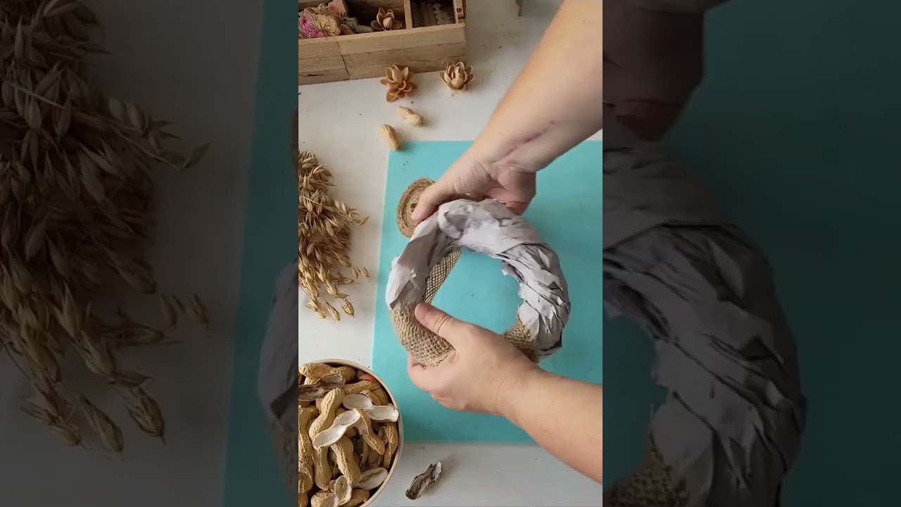 DIY- Deko Peanut Wreath - Kranz aus Recycling material Joghurtbecher, Packpapier und Erdnu&szlig;schalen