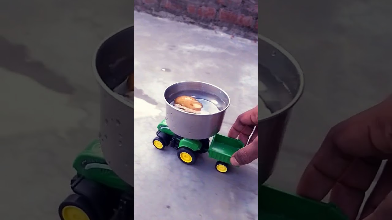 mini tracter 🚜 ke trolley per katora may paani bharkar  Usme aalu fhekar palata  #funny #shortvideo