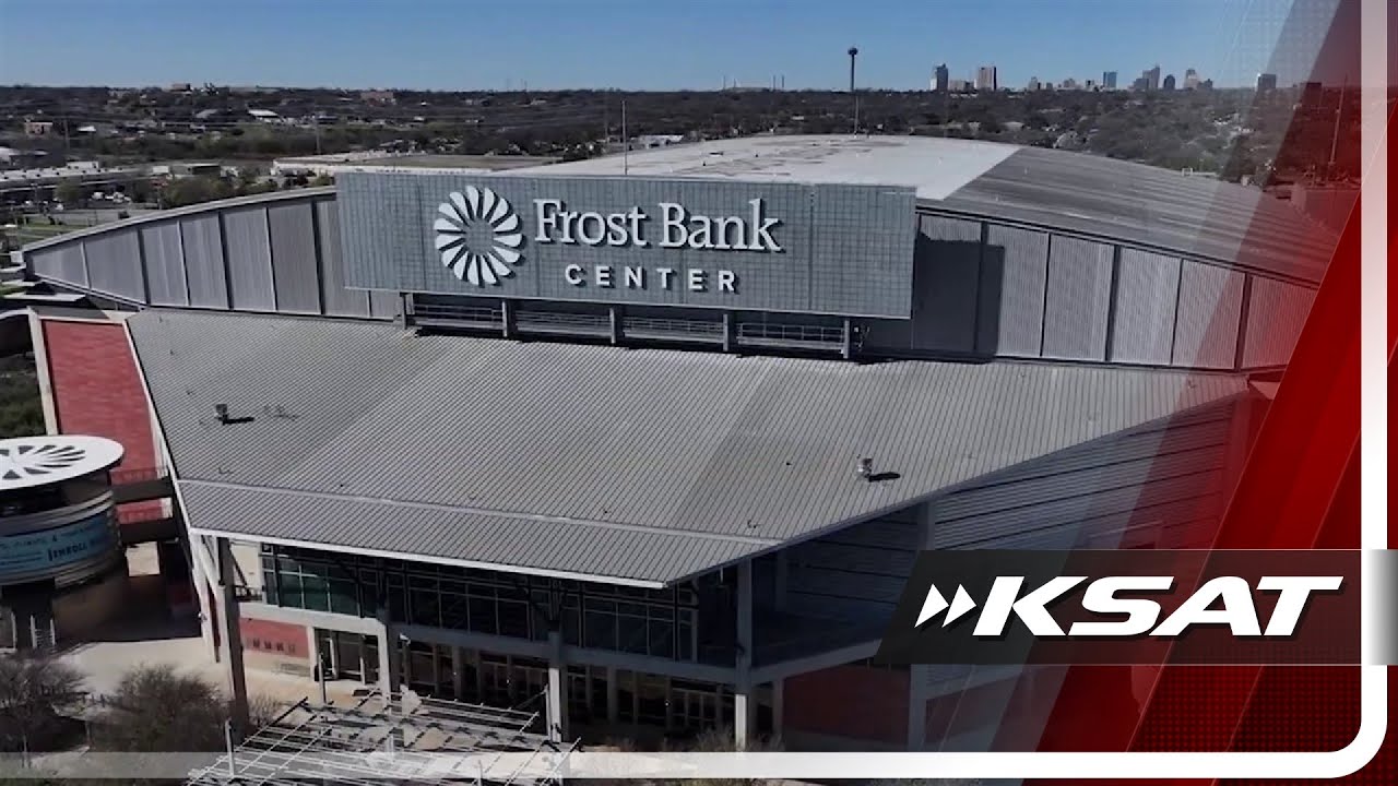 Болельщики &laquo;Сан-Антонио Спёрс&raquo; покидают Frost Bank Center после разочаровывающего поражения в чет...