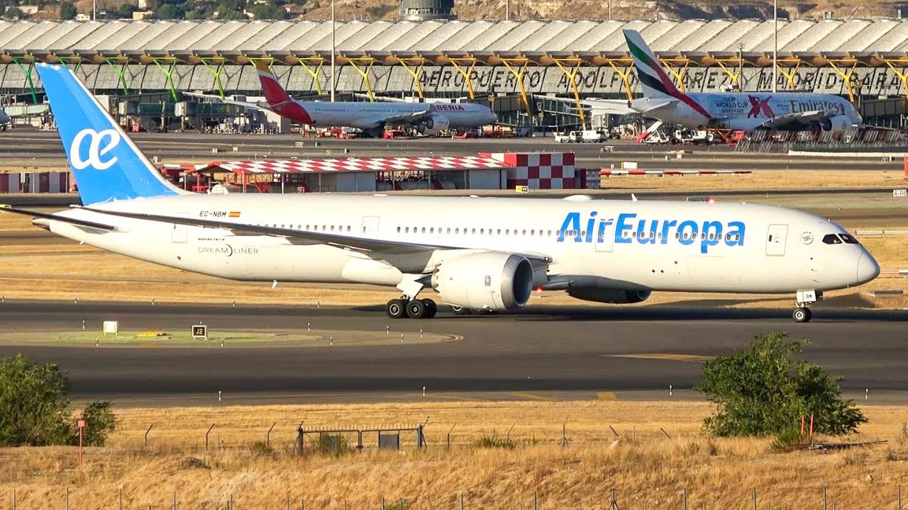 (4K) Plane spotting evening at Madrid Barajas airport (MAD/LEMD) - Ground movements