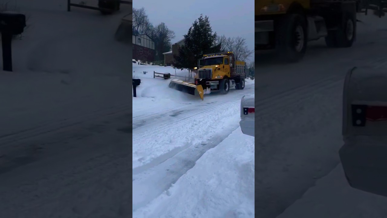 Heavy trucks at snow removal ❄️🚛  #heavymachinery #snowtruck #snow #shorts #snowremoval #satisfying