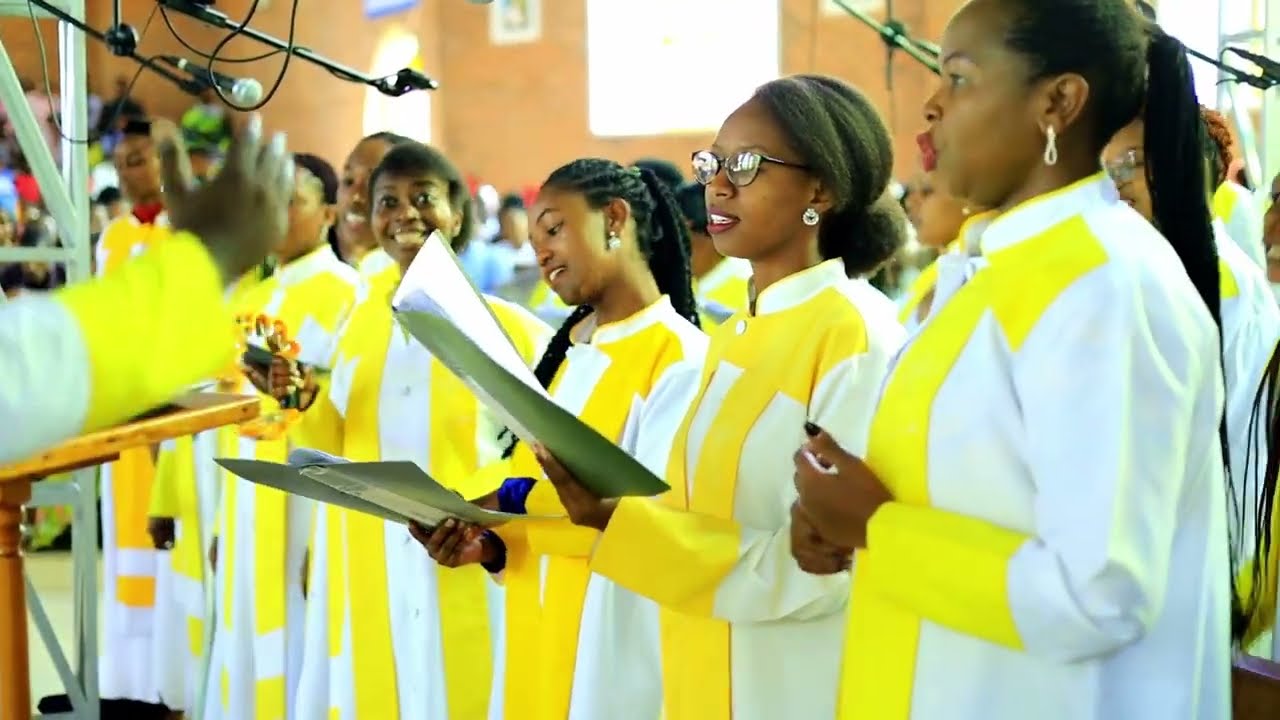Uragahundagazwaho amaturo Performed by Chorale la voix des ange