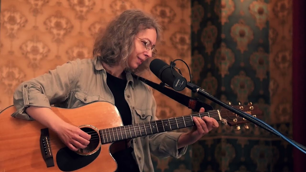 Iulia Gusatu - E ceva in felul tau de-a fi