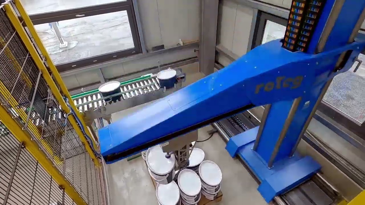 roTeg Palettierroboter palettiert Eimer bei der AURO Pflanzenchemie AG