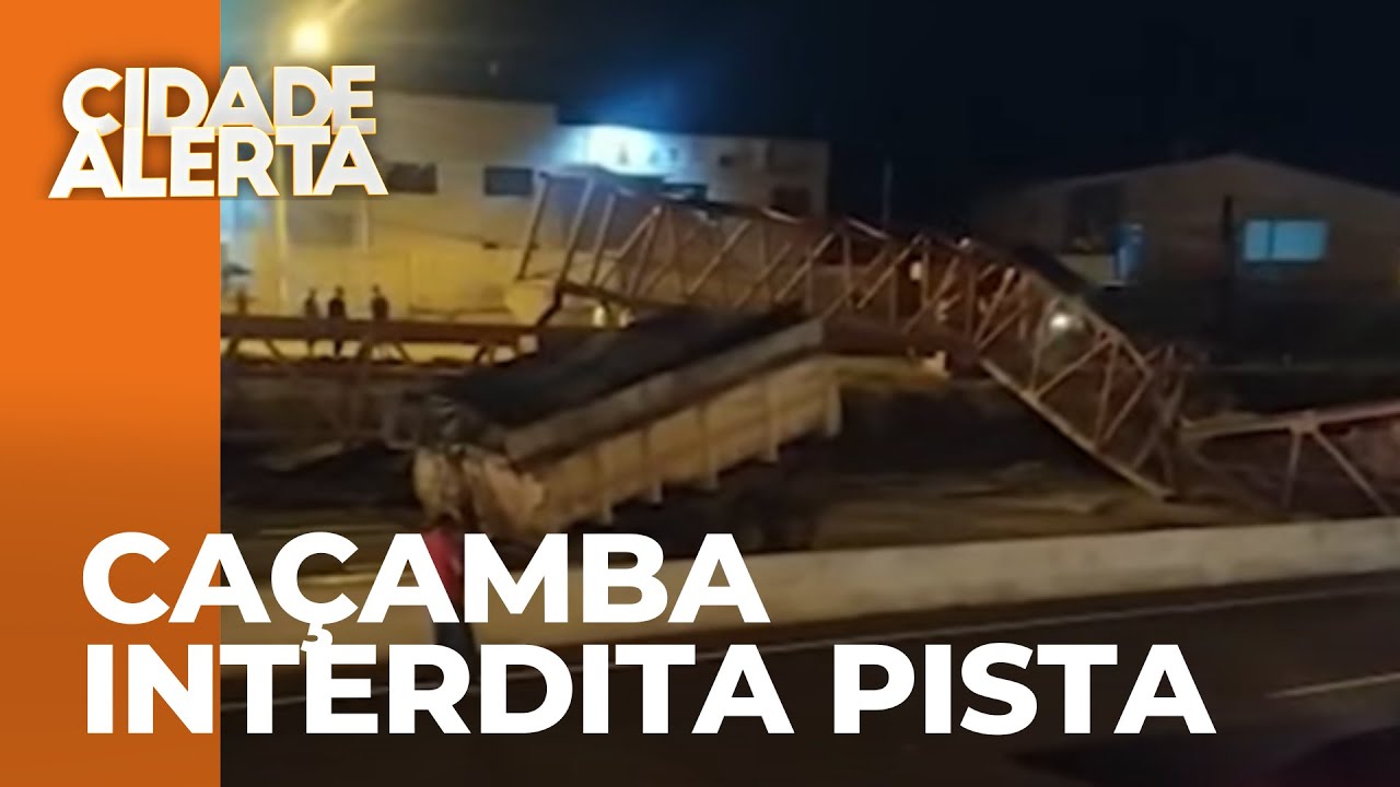 Passarela cai ao ser atingida por ca&ccedil;amba