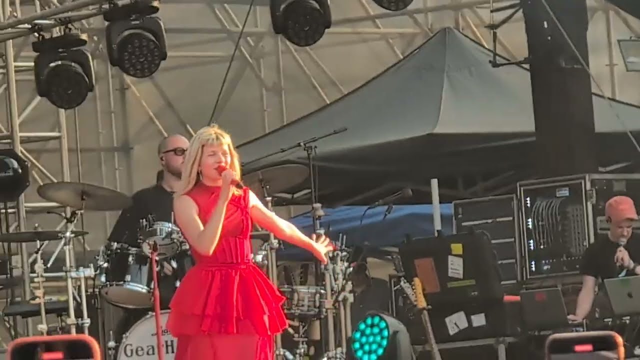 Aurora Live at Lollapalooza Mumbai 2025|Runaway| First time in India🎤 #aurora #lollapalooza #live
