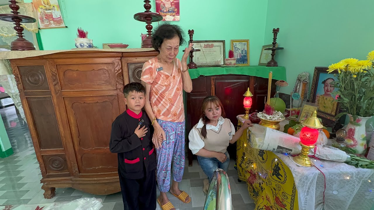 Huy T&iacute; Hon Bật Kh&oacute;c Khi Đến Thắp Hương Cho Ly B&eacute; Bỏng
