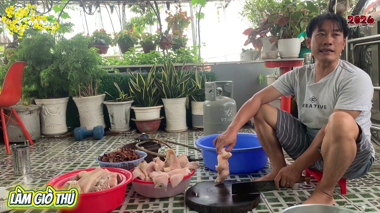 28 Tết - Hạnh phúc chỉ là cả nhà cùng nhau làm giò thủ