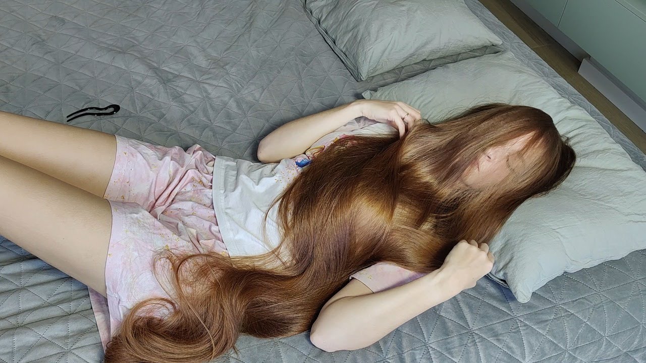 How to sleep with long hair? 💤 Hair on the bed × Covers the face and body (preview)