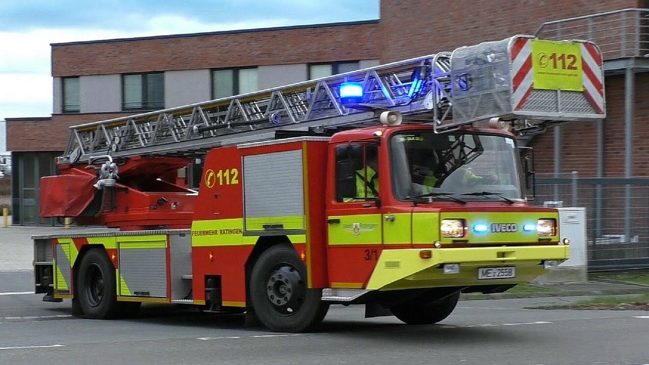[1990-2023! - FEUERWEHR RATINGEN] Drehleitern der Feuerwehr Ratingen auf Einsatzfahrt