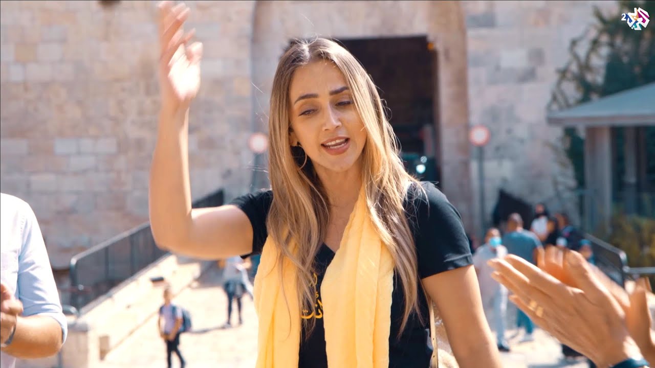 بكتب اسمك يا بلادي - دلال أبو آمنة | باب العامود - القدس - مشوار ستي 1