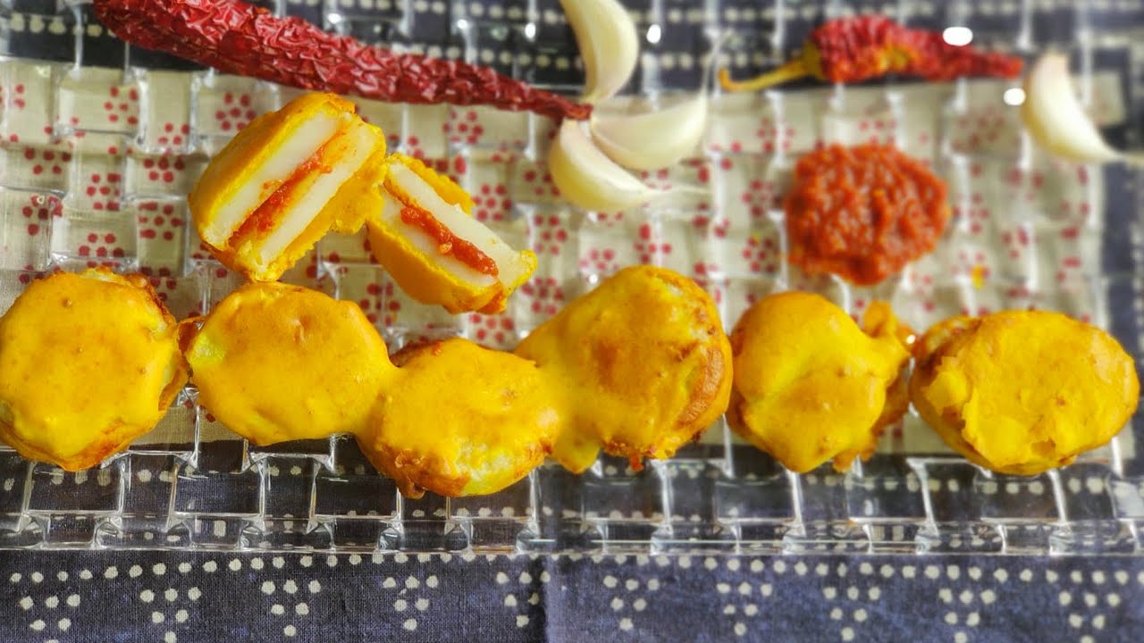 POTATO PAKORA STUFFED WITH GARLIC CHUTNEY (KANA BAWA BHAJIYA)