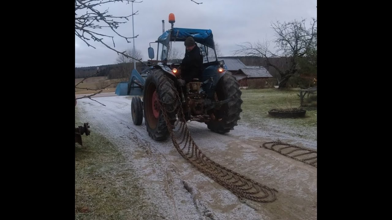 Onsdag 2025 12 31 Lägger på snökedjor och kopplar plogbladet