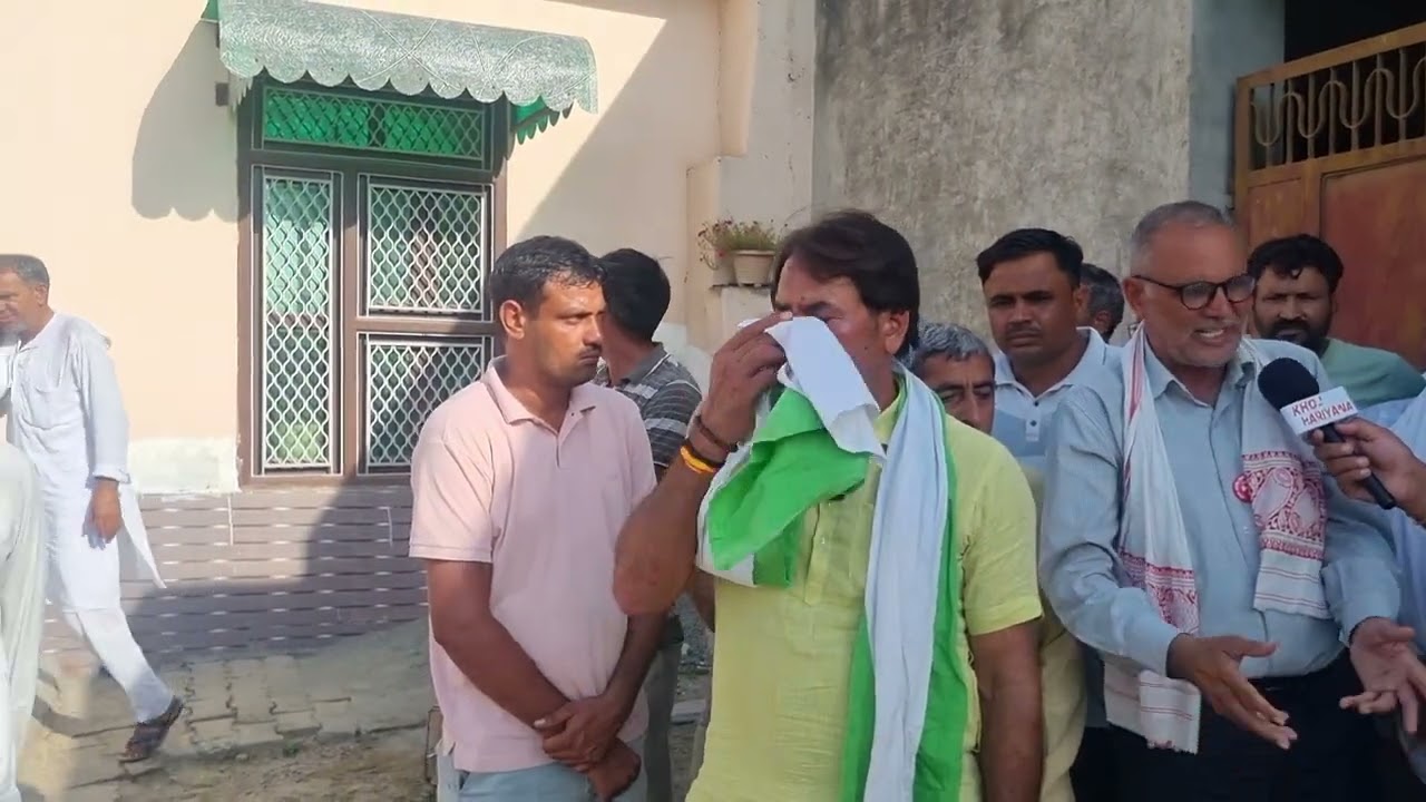 तोशाम क्षेत्र के गांव सागवान में बाढ़ से समस्या ग्रस्त ग्रामीणों को मदद करने मीरान की टीम व का ० ओम