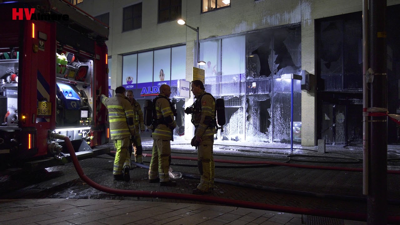 Grote brand bij Aldi in centrum Almere