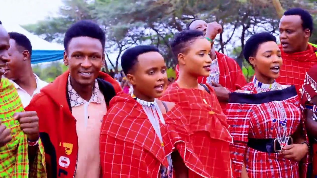 Jackson Peree amsimamisha mgeni rasmi kwenye uzinduzi wa Lazaro Mollel shuhudia