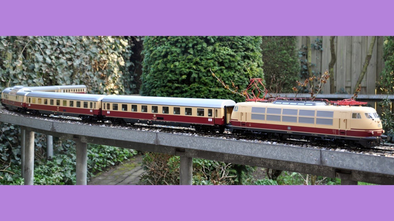 4 Generations of the Rheingold Train in gauge 1 through the garden - 4 Generationen des Rheingoldes