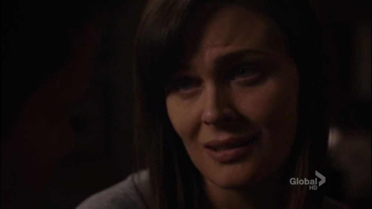 6x22 - The Hole in the Heart: Booth and Brennan cuddle in bed