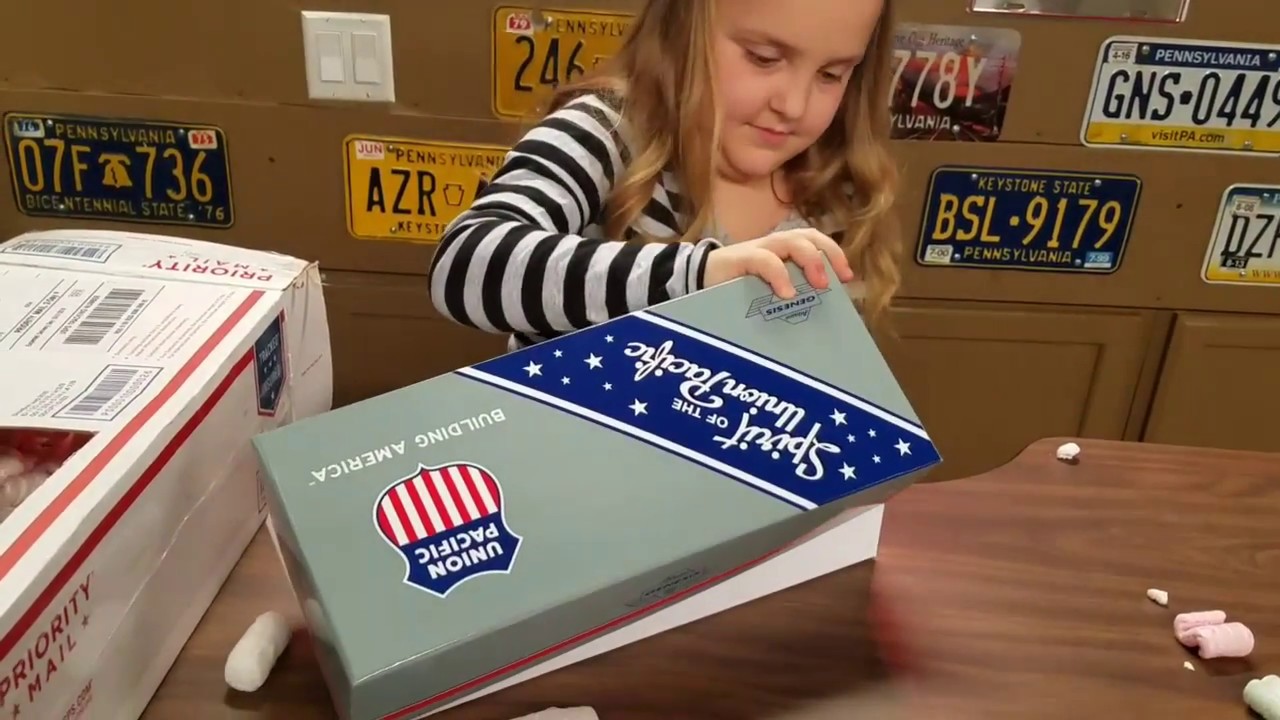 Unboxing of #1943 Spirit of Union Pacific HO scale