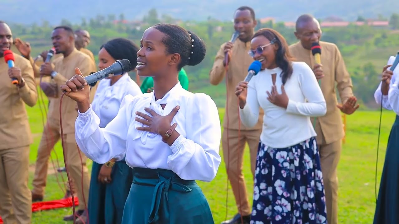 TUNGANYA UMUTIMA WAWE BY INTEGUZA CHOIR live