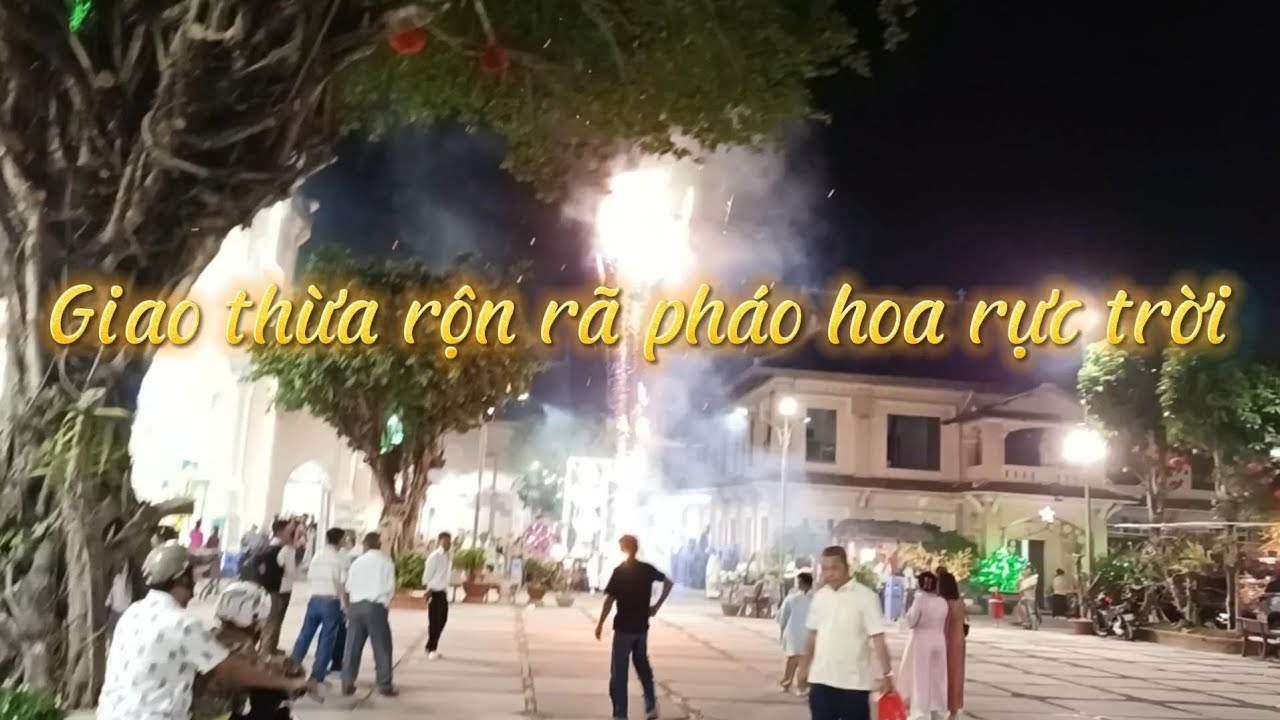 Giao thừa rộn rã pháo hoa rực trời