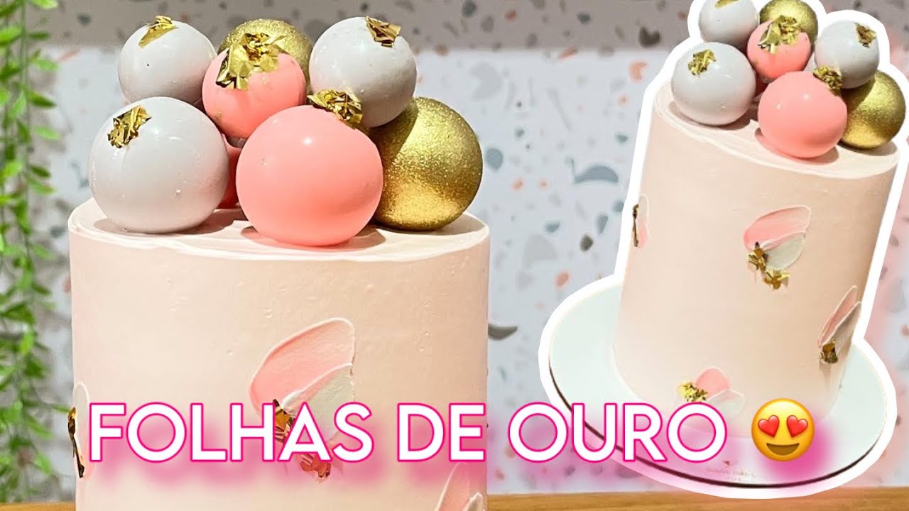 BOLO FEMININO COM FOLHAS DE OURO E ESFERAS DE CHOCOLATE