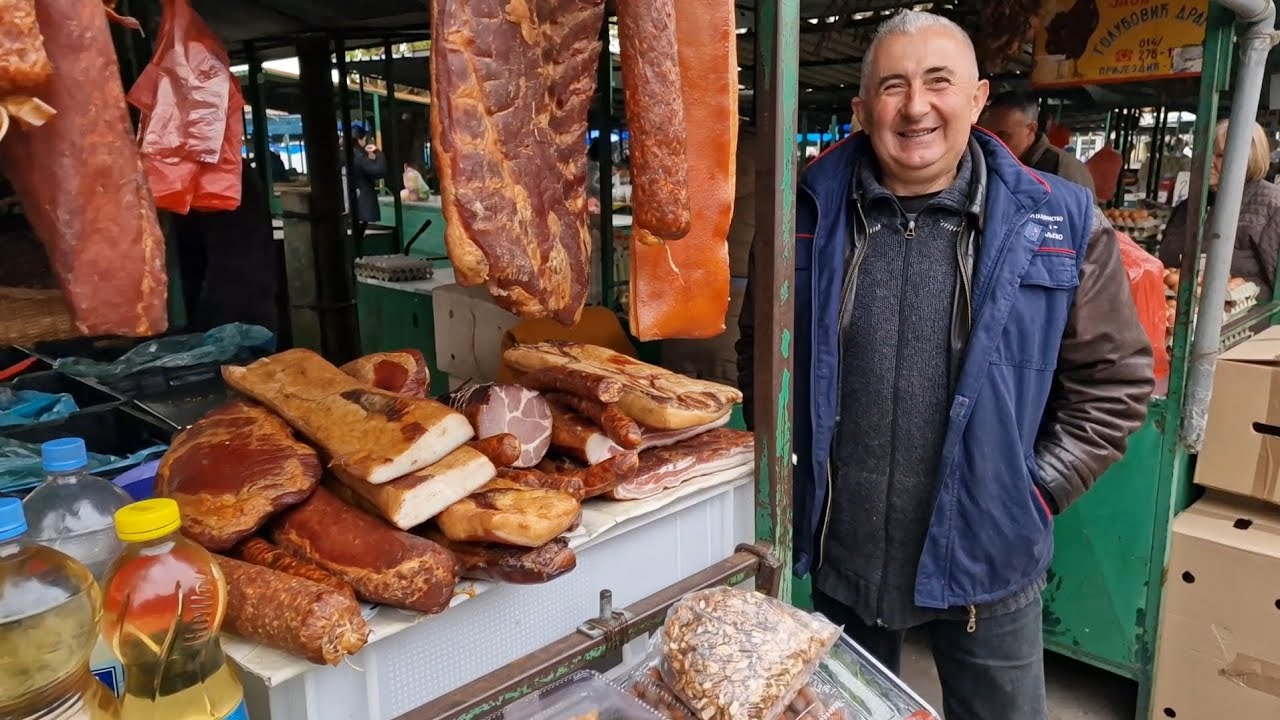 Valjevska pijaca-4            Danas  nedelja, pazarni dan i robe dosta u ponudi ...!April 2023.