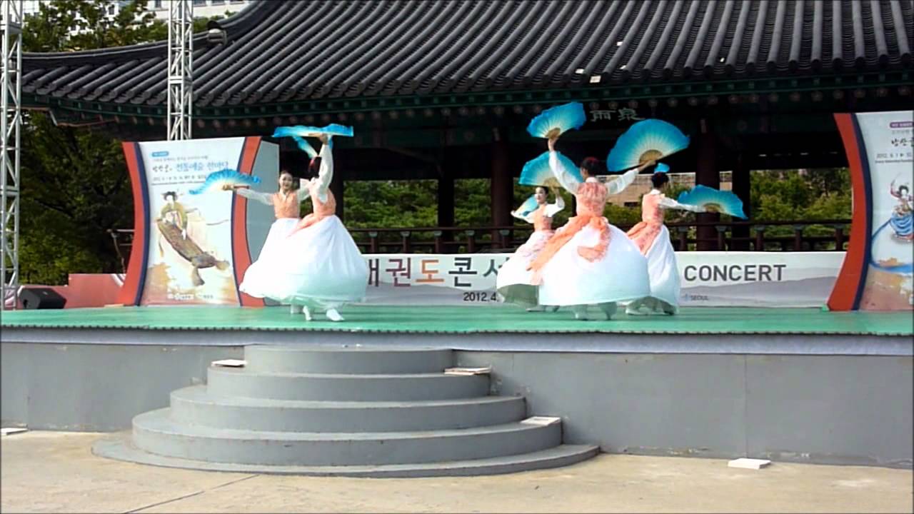 부채춤 Danse traditionnelle avec éventail