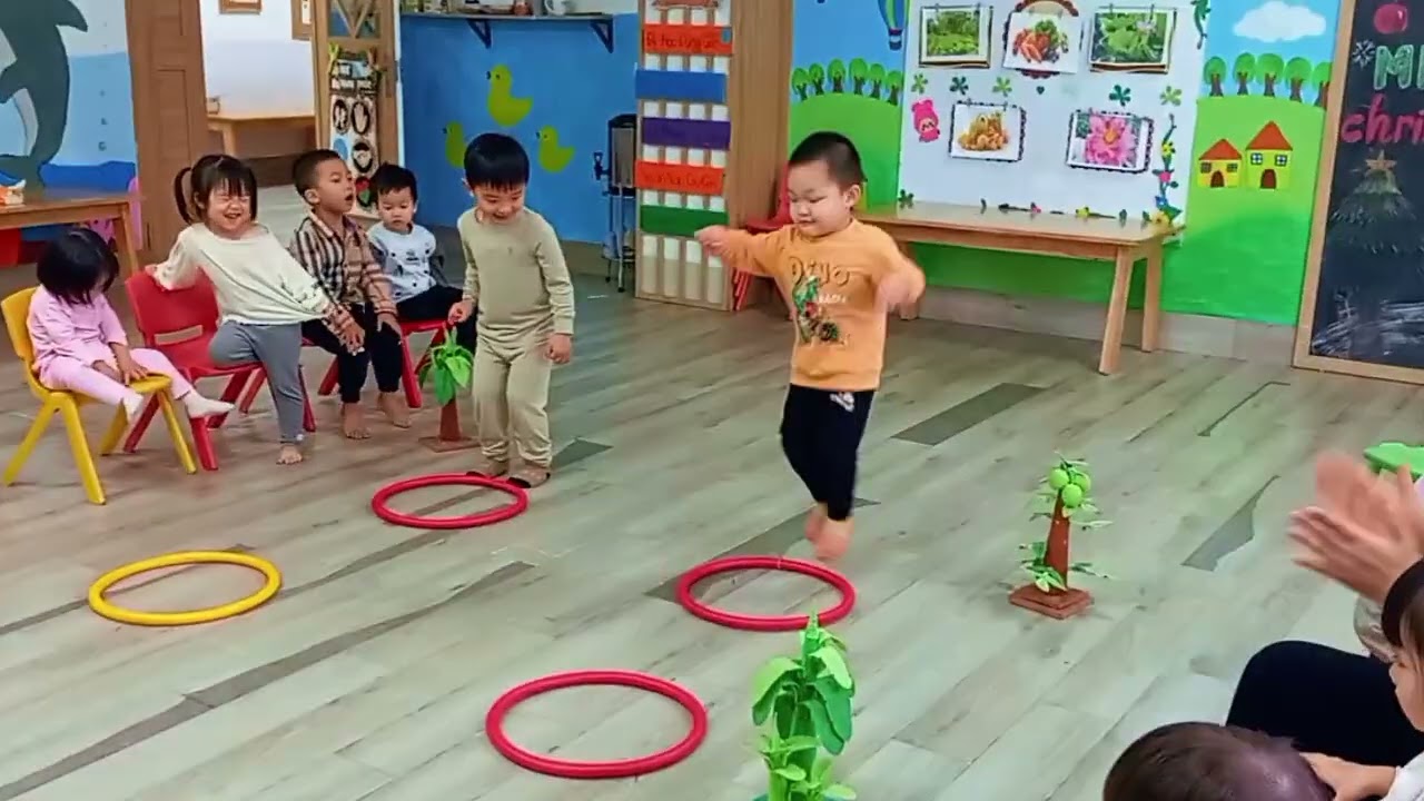 Tiết học bật nhảy qua vòng tròn- các bé lớp Kiku Mầm Non Judo