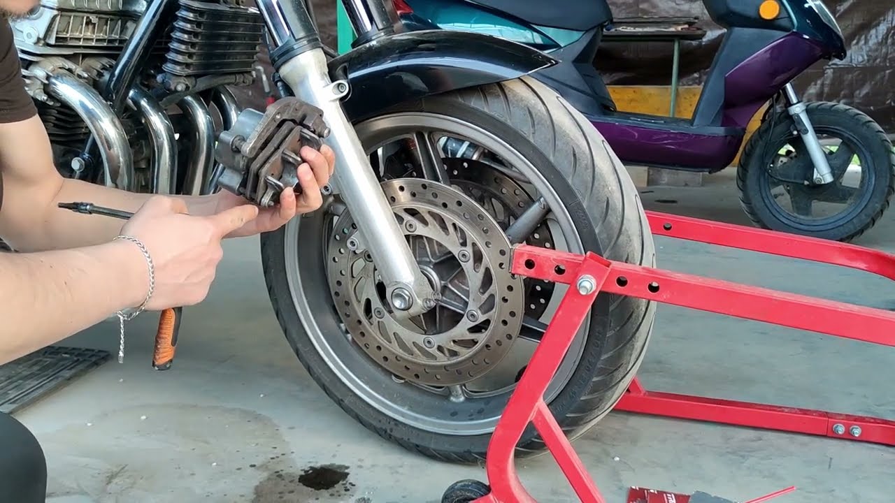 Honda CB 750 Seven Fifty Brake system maintenance Part 1 Unexpected findings