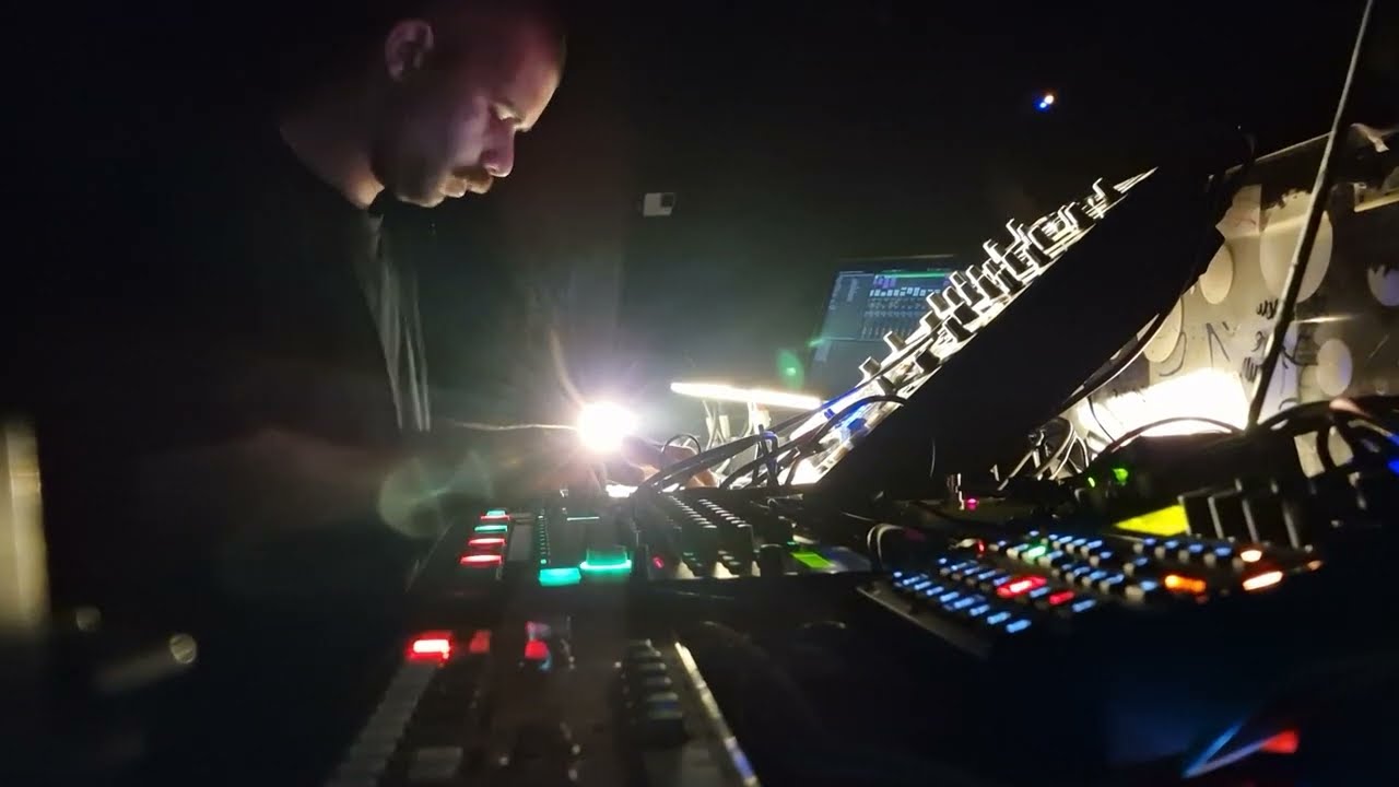 AE - Acid Techno Breakbeat Live Performance