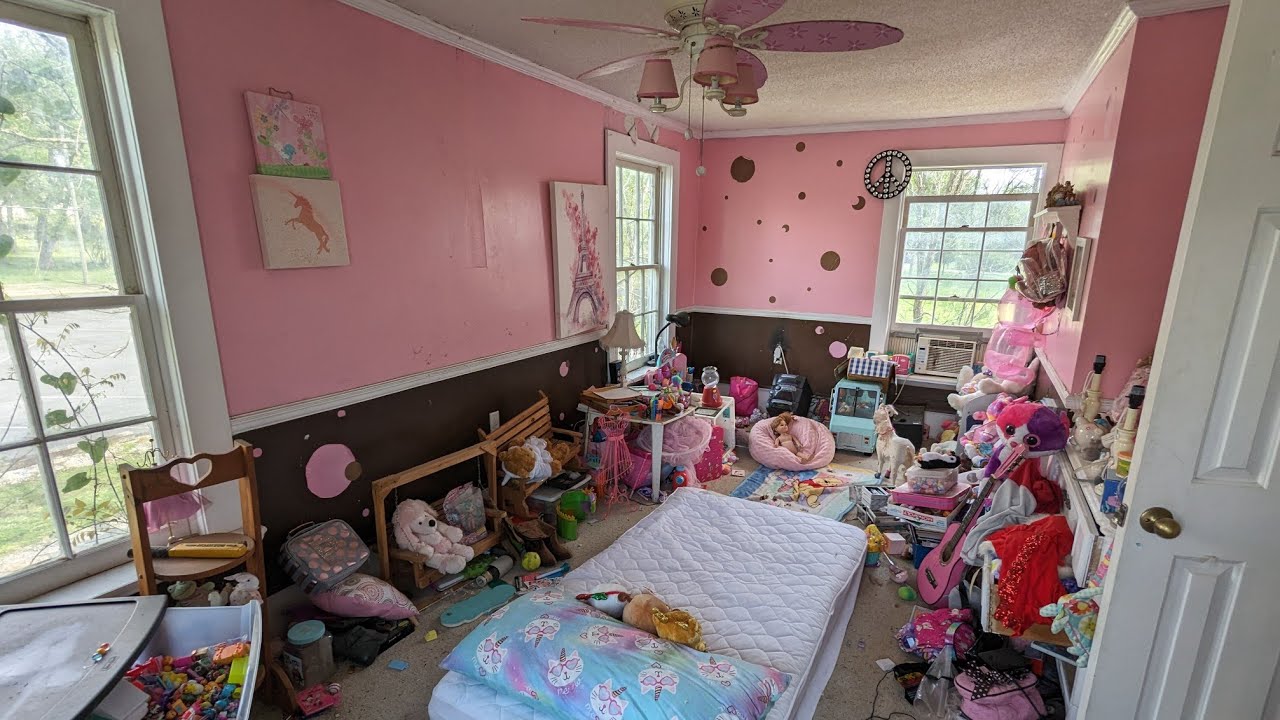 Abandoned House Of Family With 3 Little Girls! Each Room Set Up For Each Girl! House Full Of Toys!