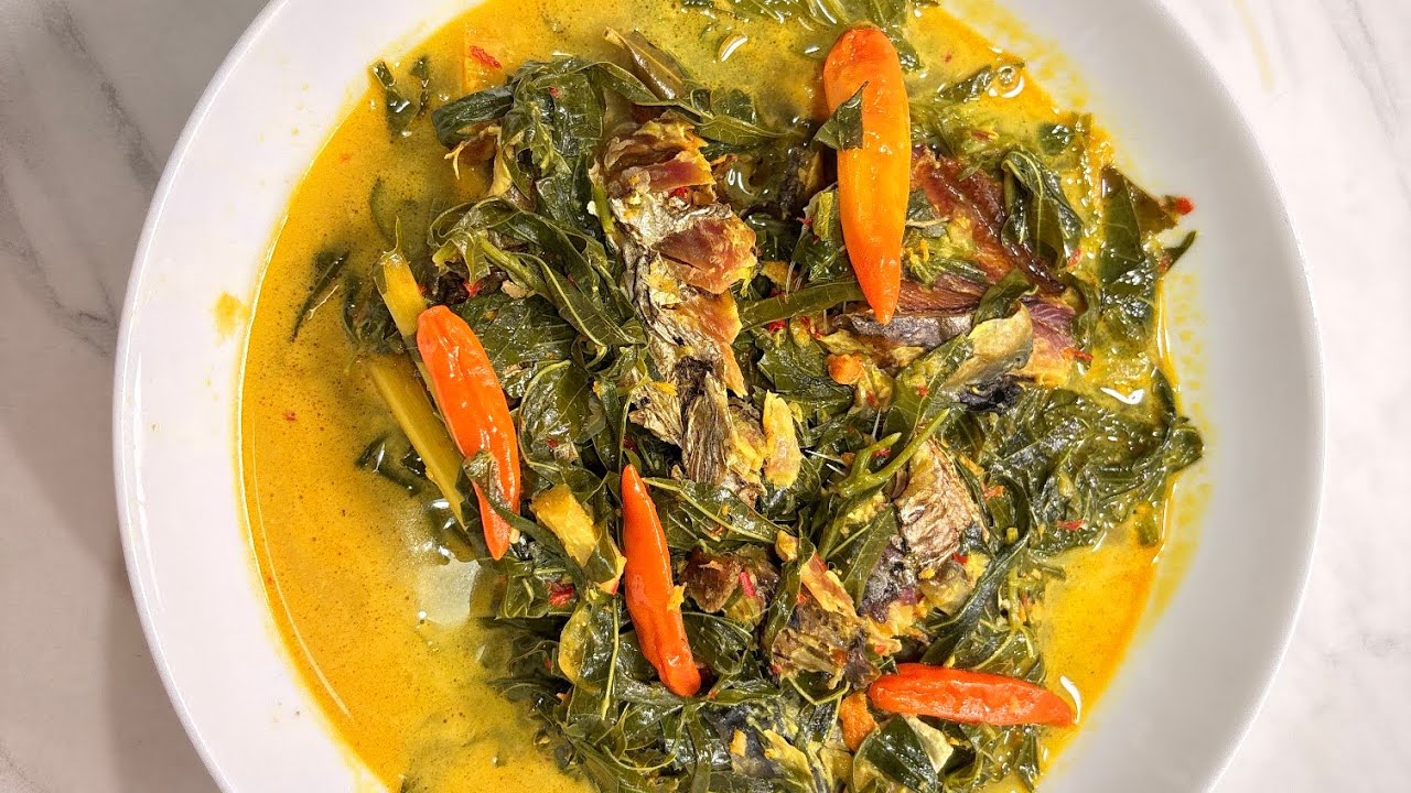 GULAI DAUN SINGKONG DICAMPUR DENGAN IKAN ASAP, MANTUL BIKIN NAGIH !!#gulaidaunsingkong #masak