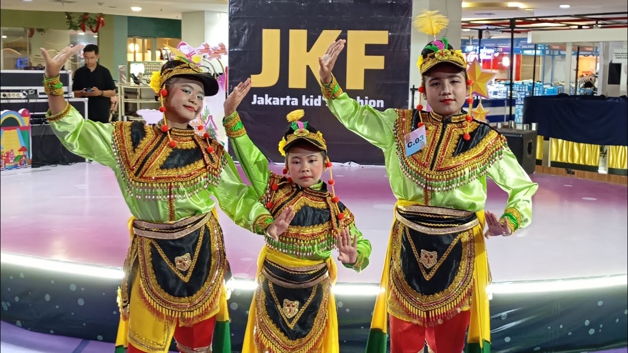 Tari incling @ mall bassura (anindya, khalisa, aisyah) 