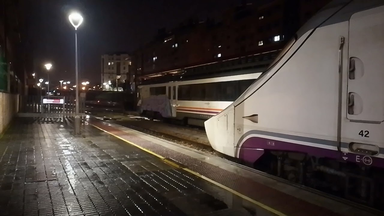 Alvia S 130 (Rama 42) destino A Coruña entrando y saliendo de la estación de Ponferrada 