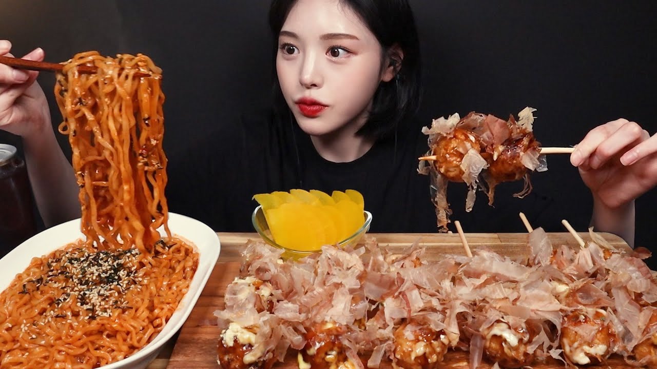 SUB)타코야끼에 불닭볶음면 먹방!❤️‍🔥 단짠단짠 타코야끼 꼬치에 불닭 감아먹기 꿀조합 리얼사운드 Takoyaki & Spicy Fire Noodles Mukbang Asmr