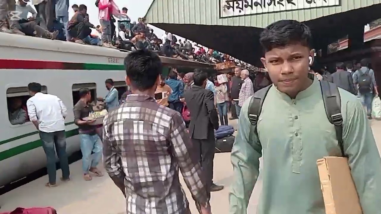 The train coming to the station and out the station.#train #railway#viralvideo #viralshort #viral 
