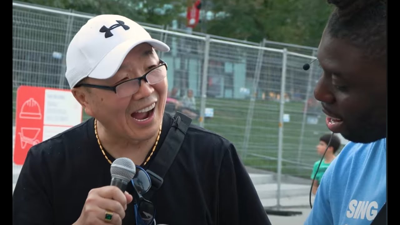 Retired Chinese Guy Sings With A Street Musician for the First Time