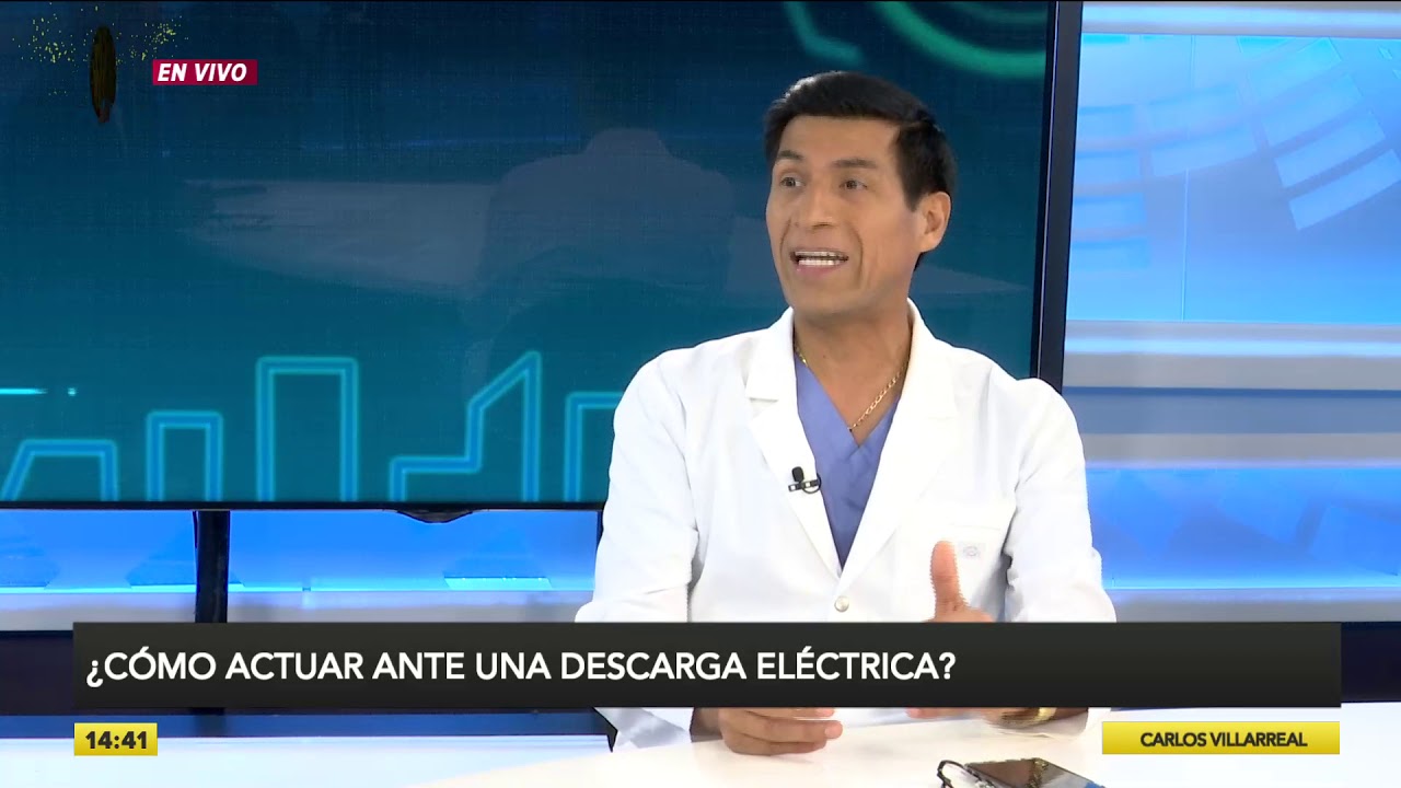 ¿Qué debes hacer para ayudar a alguien que recibe una descarga eléctrica?