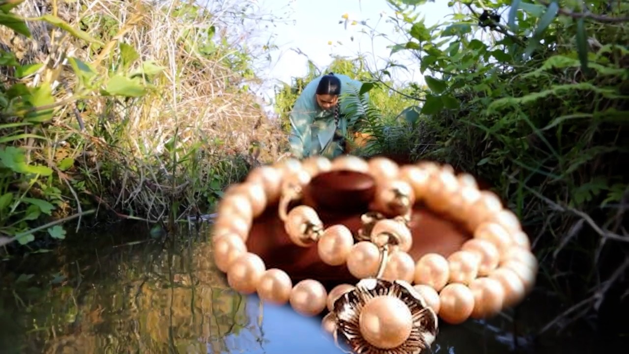 😱 The girl was startled when she heard the sound of oysters spitting pearls