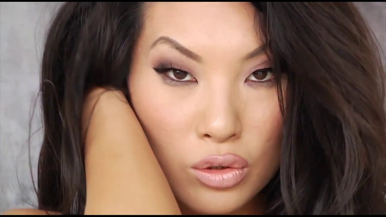 Порноактриса Asa Akira
