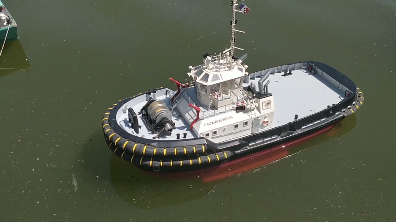 Le remorqueur (tug) Faux Bourdon de Thierry - MCM Massy 2022 RC boat