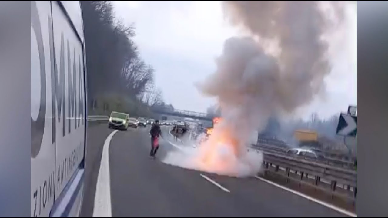 Intervento in autostrada ad Albizzate per spegnere un'auto in fiamme