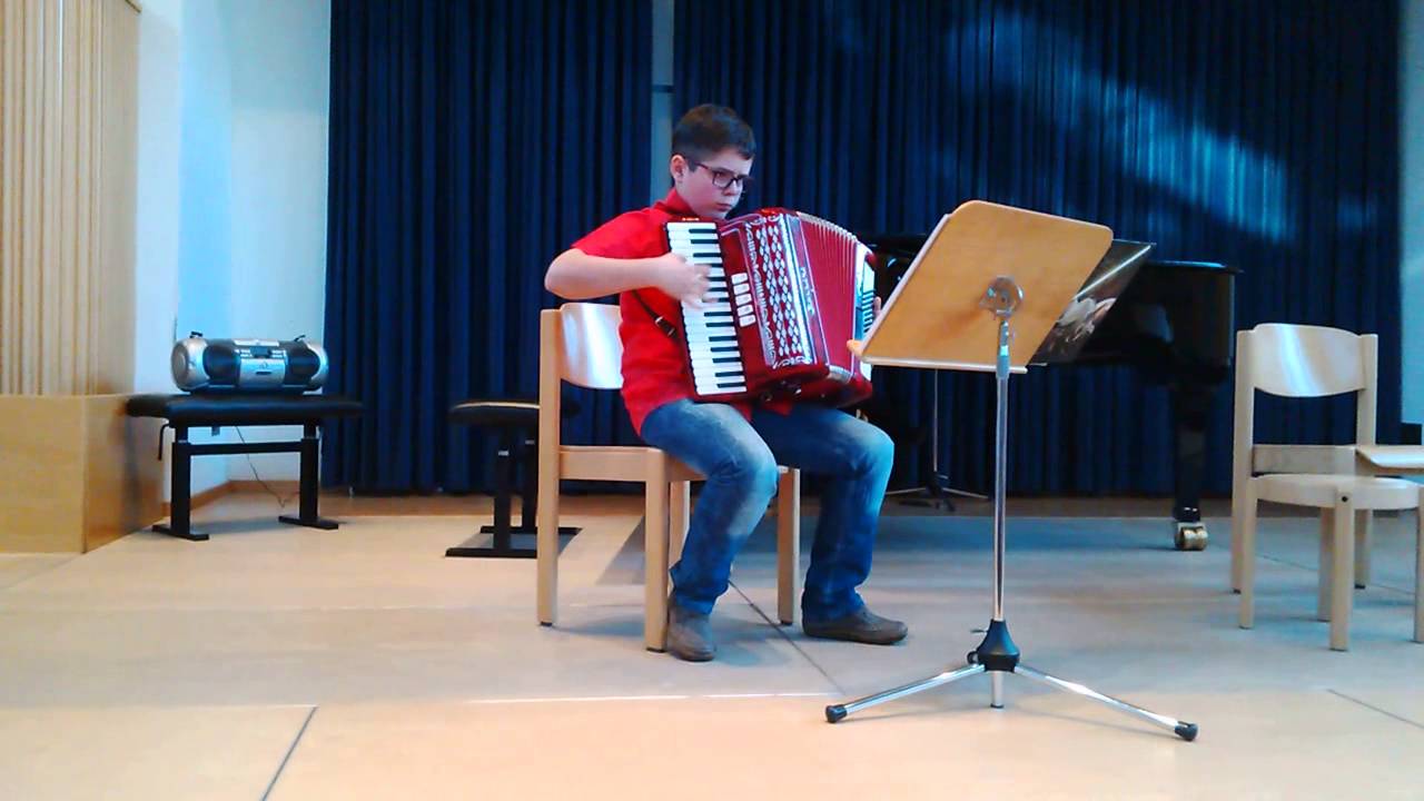 Benny (11) spielt Abend in der Puszta/ Este a pusztan