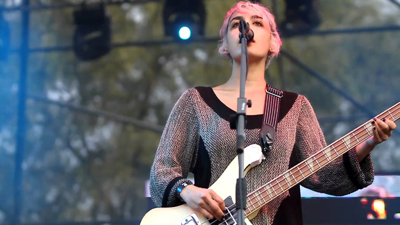 Warpaint - Bees (OFF Festival 2011)