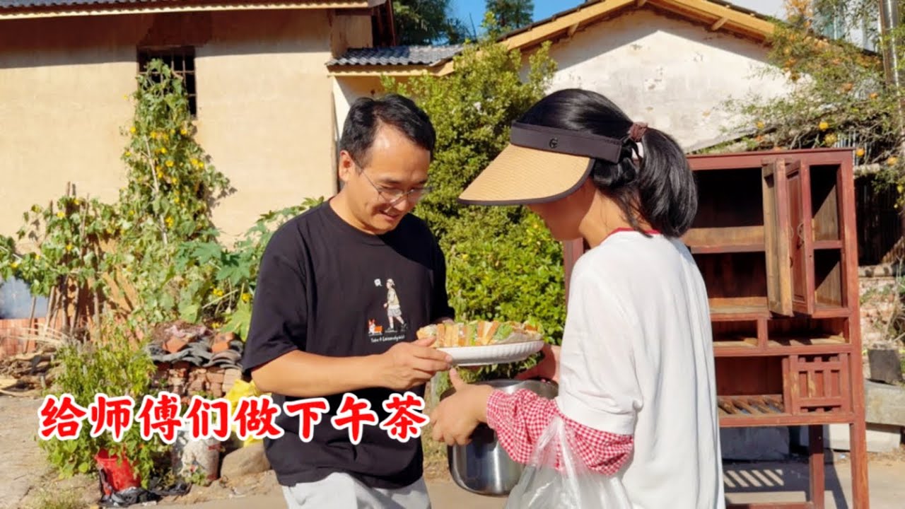 老房子修缮中，38度的高温天，师傅们实在辛苦。媳妇煮了清甜的绿豆汤，做了扎实的牛肉三明治，又切了水果给他们解暑。我们坐在院子里歇脚，晚风拂过，心里是满满的踏实与安然