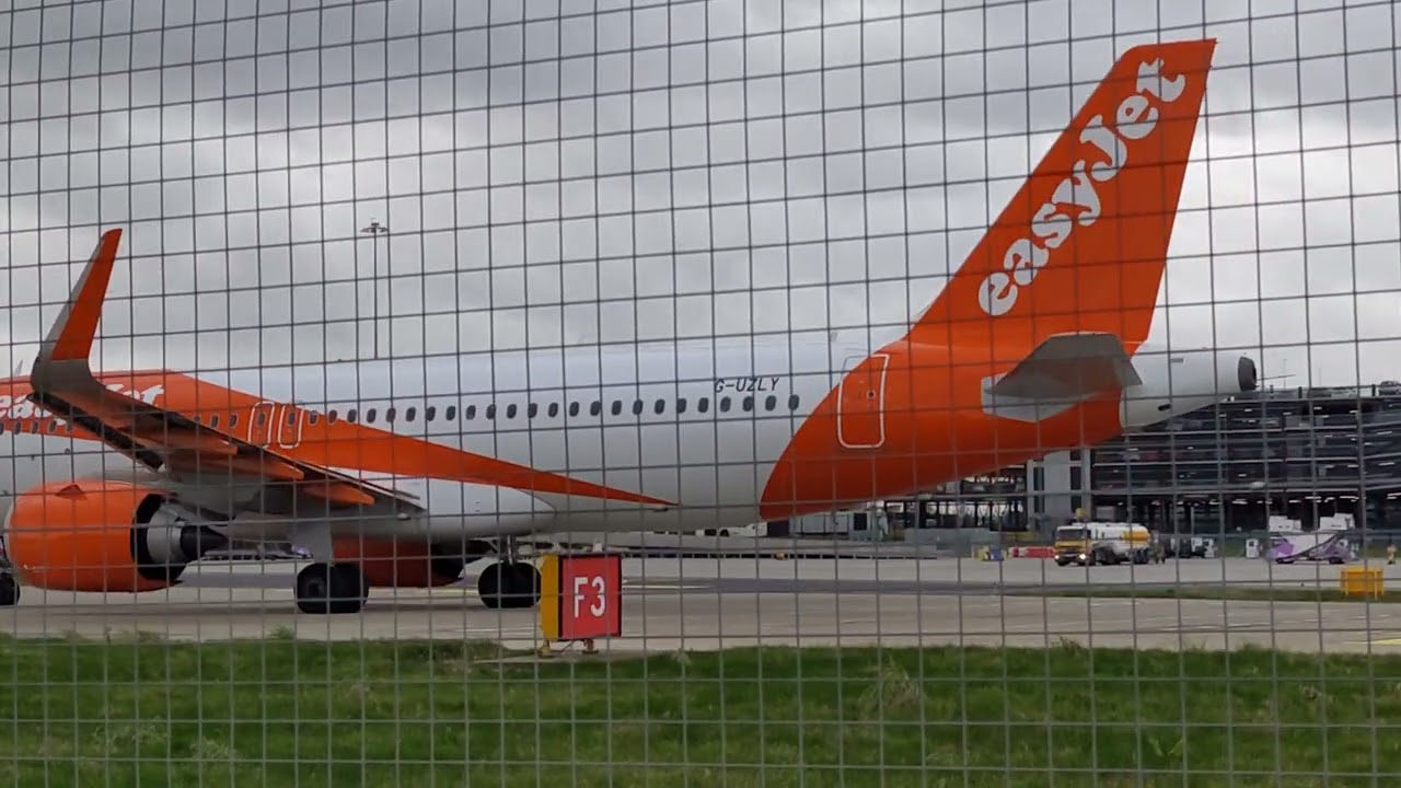 Easy jet taxi into the runway at LLA